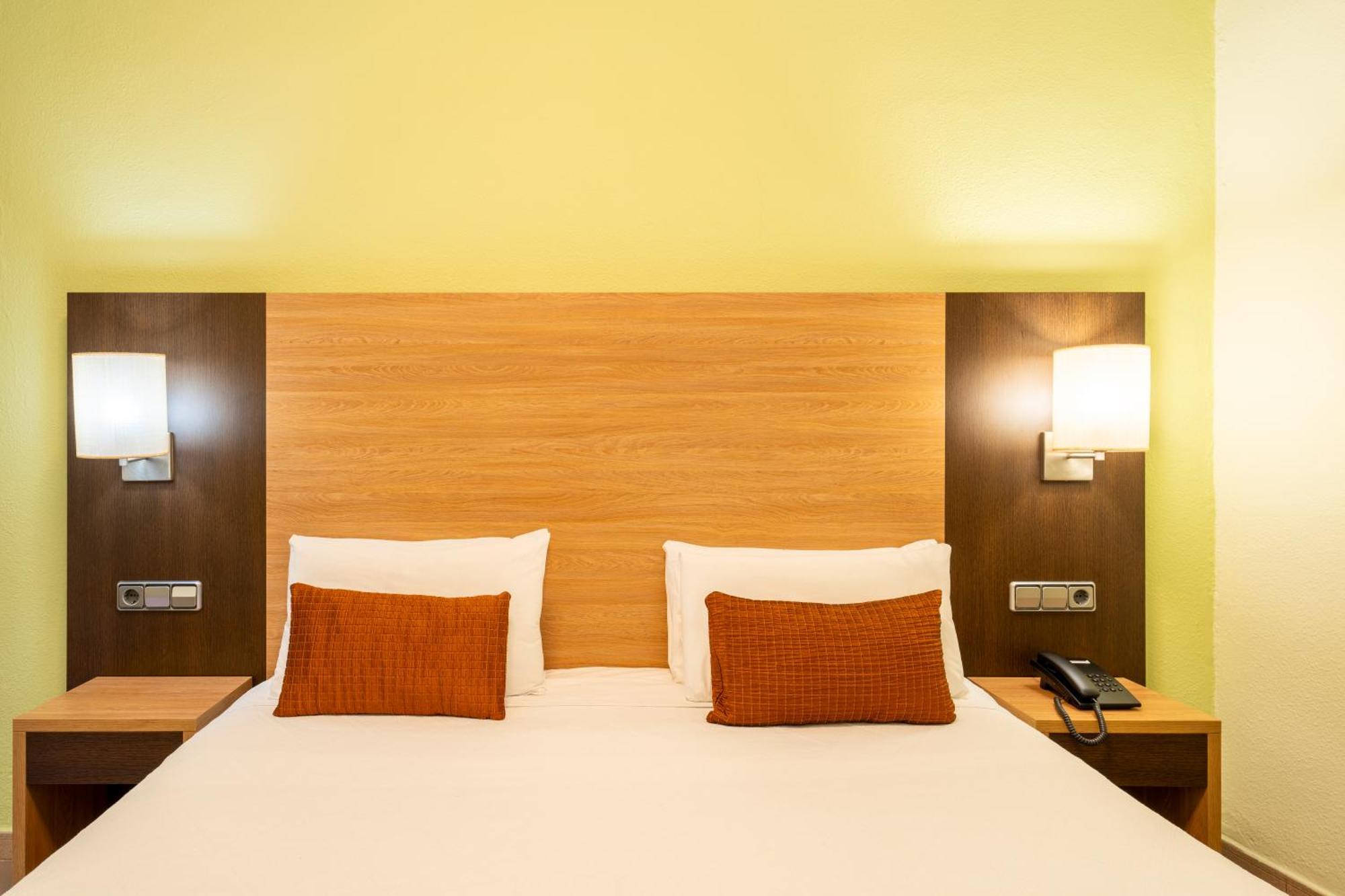 โฮสทัล บาเยสต้า Hotel มาดริด ภายนอก รูปภาพ